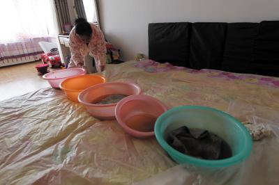 六盘水楼上漏水，住户失联，小区没物管，业主维权难！律师来支招……